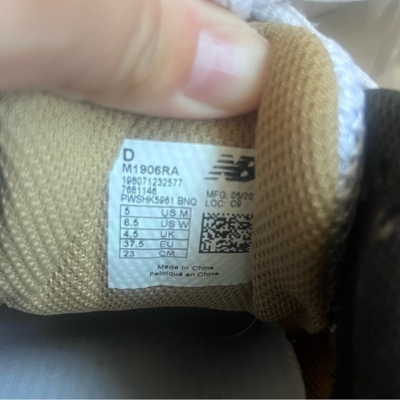 [Like New!] NEW BALANCE 1906R Black / White / Gold Metallic: Sz M5 / W 6.5 - Picture 8 of 14